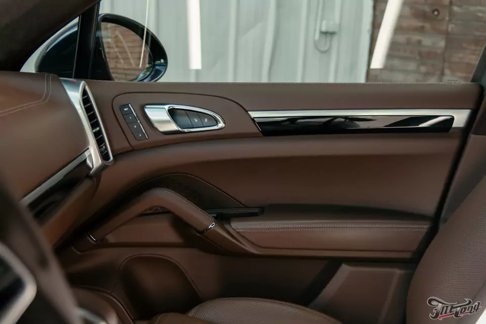 Частичный пошив салона Porsche Cayenne в кожу, полировка и керамика кузова